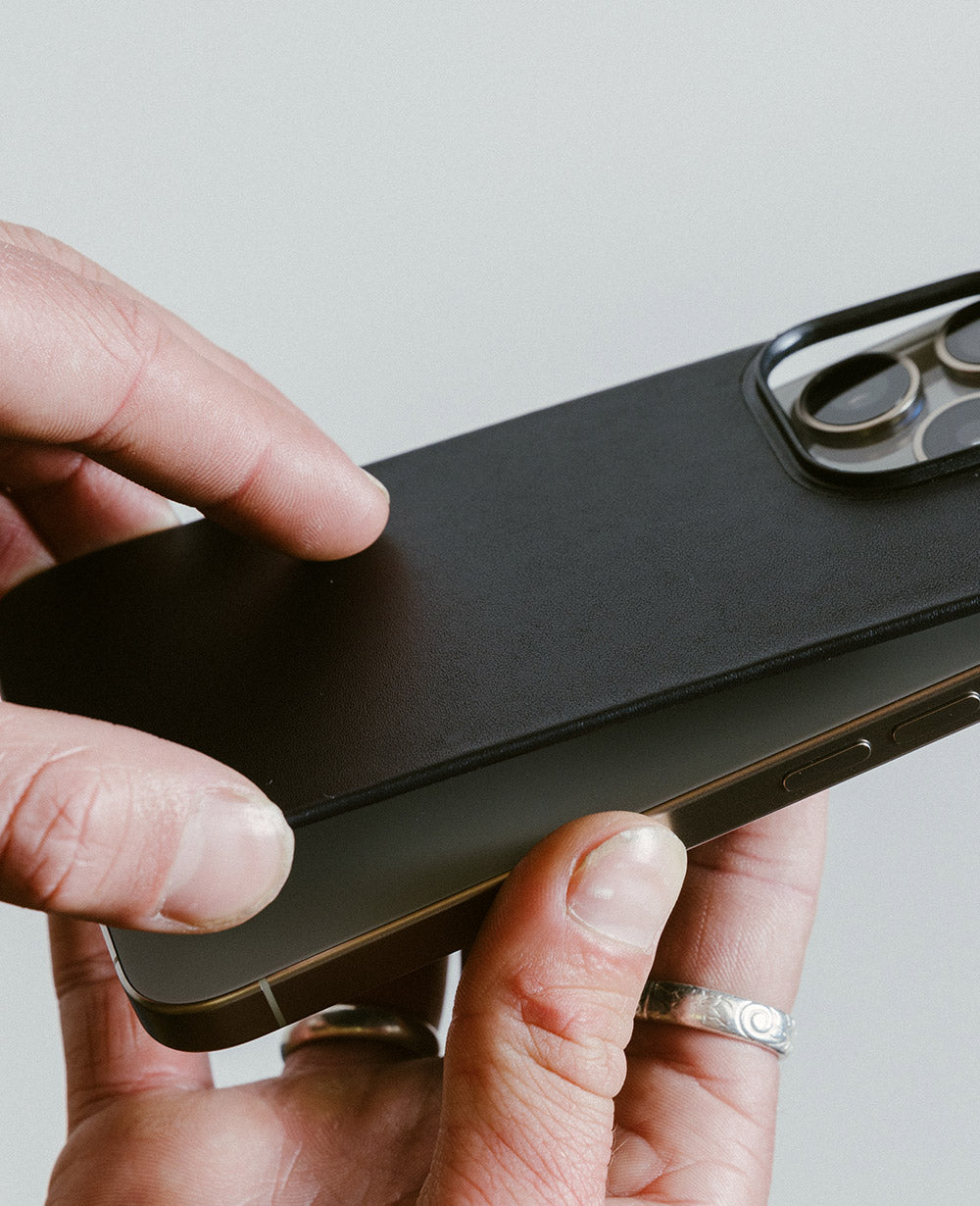 iPhoneアクセサリー Magnetic Leather Back for iPhone 16 Pro Magnetic Leather Back - iPhone 16 Pro | Black | Horween