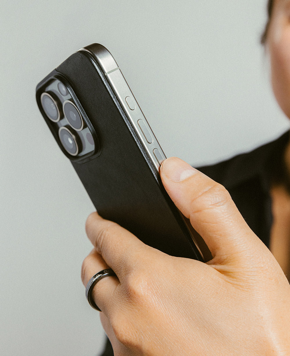 iPhoneアクセサリー Magnetic Leather Back for iPhone 16 Pro Magnetic Leather Back for iPhone 16 Pro〈Black〉 – presume